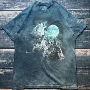 2007 the mountain 3 wolves nature graphic tee